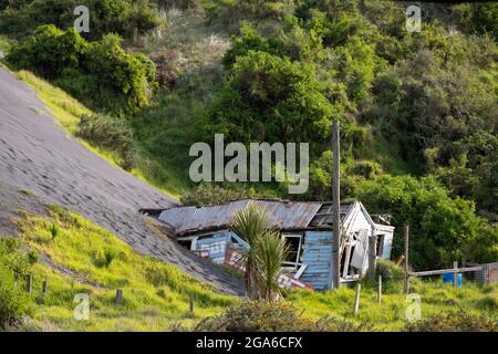 Haus teilweise in einer Sanddüne begraben, Kaupokonui, Taranaki, Nordinsel, Neuseeland Stockfoto