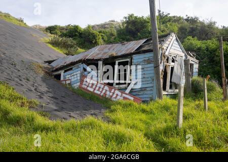 Haus teilweise in einer Sanddüne begraben, Kaupokonui, Taranaki, Nordinsel, Neuseeland Stockfoto