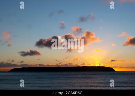 Mana Island nach Sonnenuntergang, Titahi Bay, Porirua, Wellington, North Island, Neuseeland Stockfoto