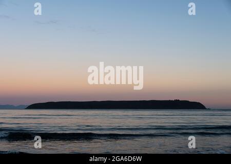 Mana Island nach Sonnenuntergang, Titahi Bay, Porirua, Wellington, North Island, Neuseeland Stockfoto