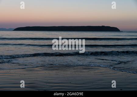 Mana Island nach Sonnenuntergang, Titahi Bay, Porirua, Wellington, North Island, Neuseeland Stockfoto