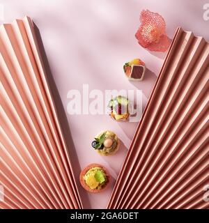 Frische Sandwiches auf rosa Hintergrund Stockfoto
