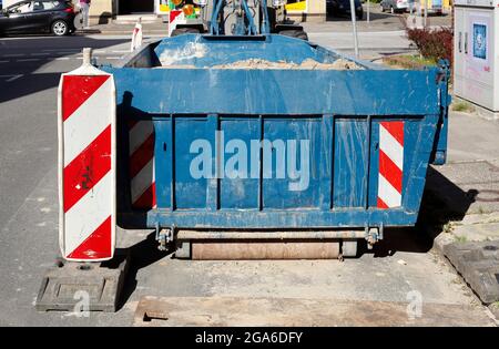 Blauer sprung für Bauschutt, der auf einer Baustelle steht; Deutschland; Europa Stockfoto