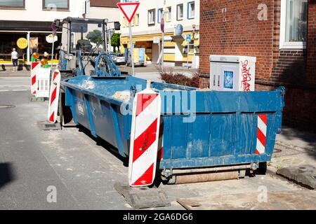 Blauer sprung für Bauschutt, der auf einer Baustelle steht; Deutschland; Europa Stockfoto