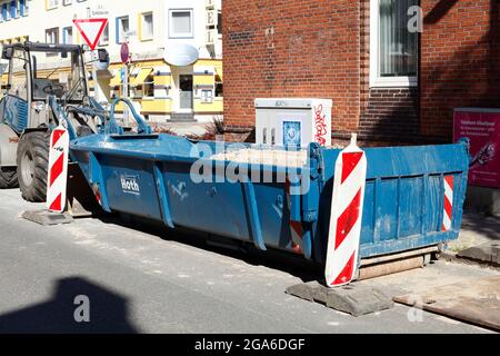 Blauer sprung für Bauschutt, der auf einer Baustelle steht; Deutschland; Europa Stockfoto