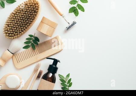 Set aus umweltfreundlichen SPA-Bad-Accessoires und Kosmetik mit grünen Blättern auf weißem Hintergrund. Nachhaltiger Lebensstil, plastikfreies Konzept. Flat la Stockfoto