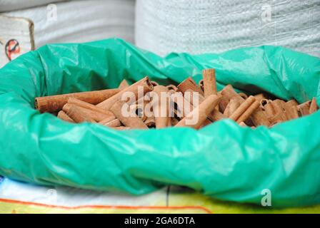 Getrocknete Rindenstreifen Zimt in einem Plastiksack auf dem Gewürzmarkt. Dieses Gewürz wurde aus der inneren Rinde mehrerer Baumarten der Gattung C gewonnen Stockfoto