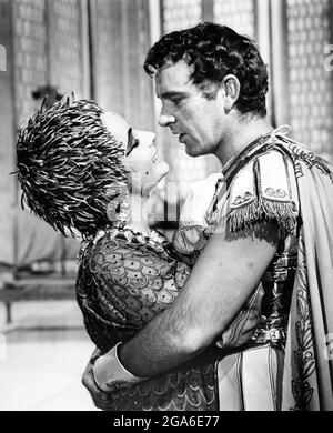 ELIZABETH TAYLOR und RICHARD BURTON in CLEOPATRA 1963 Regisseur JOSEPH L. MANKIEWICZ Drehbuch Joseph L. Mankiewicz Ranald McDougall und Sidney Buchman Musik Alex North Produzent Walter Wanger Schweiz - UK - USA Koproduktion MCL Films S.A . / Walwa Films S.A. / Twentieth Century Fox Stockfoto