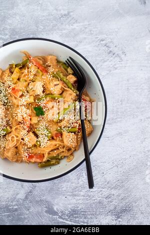 Vegane thai-Reisbraten mit Erdnusskalksauce und Vermicelli-Nudeln mit Sesam, gesunden pflanzlichen Rezepten Stockfoto