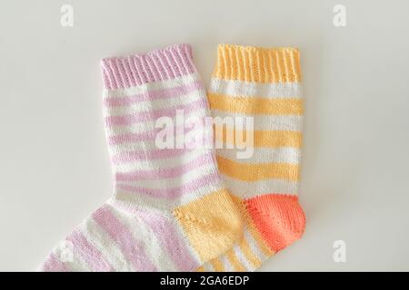 Bunte Socken auf weißem Hintergrund Stockfoto