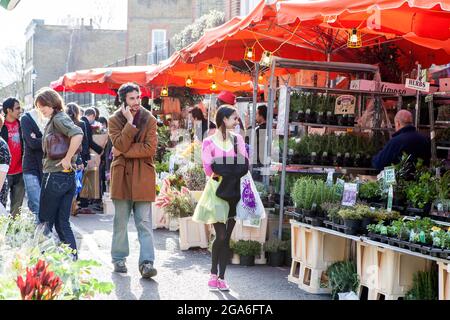 LONDON, ENGLAND - Oktober 12, 2018 Menschen Blumen kaufen an der Columbia Road Blumenmarkt. Diese Londoner principal Blumenmarkt ist jeden Sonntag geöffnet. Stockfoto