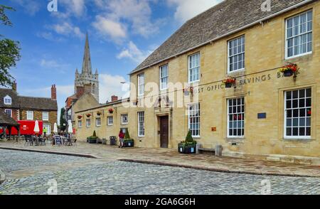 Das ehemalige Postamt und die Sparkasse sind jetzt das Royal Mail Delivery Office, Market Place, Oakham, die Kreisstadt Rutland, England, Großbritannien Stockfoto