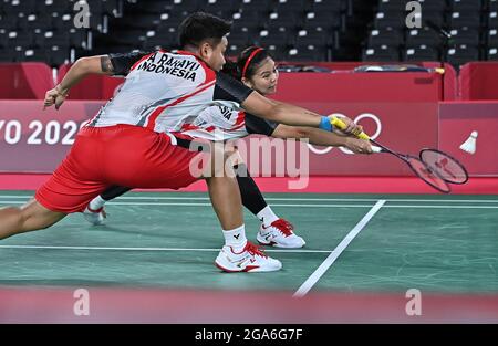 Tokio, Japan. Juli 2021. Graysia Polii und Apriyani Rahayu (Front) aus Indonesien treten beim Doppel-Viertelfinale der Frauen im Badminton-Wettbewerb gegen Du Yue und Li Yinhui aus China bei den Olympischen Spielen 2020 in Tokio, Japan, 29. Juli 2021 an. Quelle: Zhu Zheng/Xinhua/Alamy Live News Stockfoto