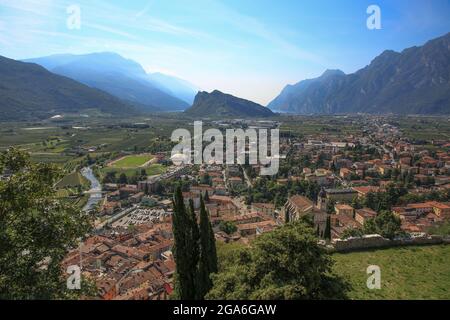 Blick vom Schloss Arco in Richtung Riva del Garda, Italien Stockfoto