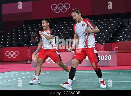 Tokio, Japan. Juli 2021. Graysia Polii (R) und Apriyani Rahayu aus Indonesien treten beim Doppel-Viertelfinale der Frauen im Badminton-Wettbewerb gegen Du Yue und Li Yinhui aus China bei den Olympischen Spielen 2020 in Tokio, Japan, am 29. Juli 2021 an. Quelle: Zhu Zheng/Xinhua/Alamy Live News Stockfoto