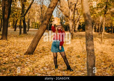 Aktivitäten für Happy Fall, verbessern Sie sich, Möglichkeiten, glücklich und gesund Herbst. Umarmen Sie Leben, Glück, fröhliche Gewohnheiten, Achtsamkeit, Gesundheit und Stockfoto