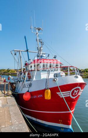 Angeltrawler und Boote entlang der Mauer im Hafen von Girvan, Ayrshire, Westküste Schottlands. Stockfoto