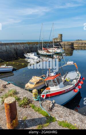 Dunure Hafen an der küste von ayrshire in schottland mit Fischerbooten an der Wand im Hafen gebunden. Stockfoto