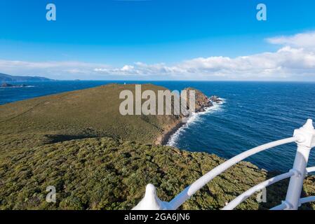 Blick vom Cape Bruny Lighthouse in Tasmanien, Australien 1836-1996 auf das ferne weiße, 4 m hohe aktive solarbetriebene Licht, das jetzt in Betrieb ist. Stockfoto