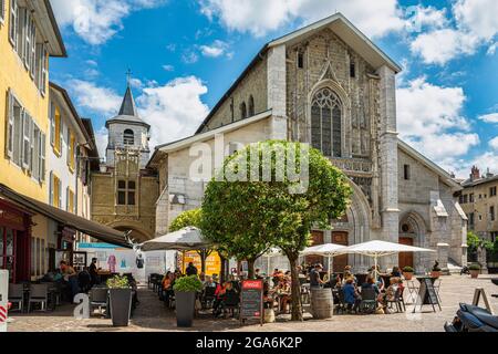 Cafés und Restaurants im Freien auf der Piazza Metropole vor der Kathedrale von San Francesco de Sales. Chambery, Département Savoie, Frankreich Stockfoto