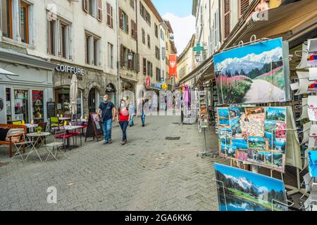 Touristen auf der Rue Croix d'Or Chambery an einem Sommertag. Chambery, Region Auvergne-Rhône-Alpes, Département Savoie, Frankreich, Europa Stockfoto