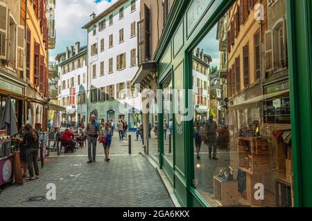 Touristen auf der Rue Croix d'Or Chambery an einem Sommertag. Chambery, Region Auvergne-Rhône-Alpes, Département Savoie, Frankreich, Europa Stockfoto