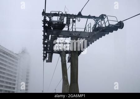 Seilbahnen, die im Nebel in Genting Highlands, Malaysia, fahren Stockfoto