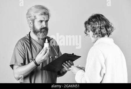 Medizinische Hilfe. Anamnese. Arzt kommuniziert Frau. Medizinische Behandlung. Bietet effektive Heilmittel. Symptome einer Virusinfektion. Tests und vorschreiben Stockfoto