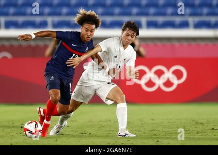 Tokio, Japan. 28. Juli 2021. Von links Alexis BEKA BEKA (FRA) gegen Ao TANAKA (JPN), Action, Duelle, Fußball-Männergruppe im International Stadium Yokohama, 07/28/2021 Olympische Sommerspiele 2020, von 07/23. - 08.08.2021 in Tokio/Japan. Kredit: dpa/Alamy Live Nachrichten Stockfoto