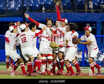 Japan. Juli 2021. Japan feiert am Dienstag, dem 27. Juli 2021, die Goldmedaille im Softball über den Vereinigten Staaten im Yokohama-Baseballstadion während der Olympischen Spiele in Tokio. Japan besiegte die Vereinigten Staaten mit 2:0. (Foto von Brian Cassella/Chicago Tribune/TNS/Sipa USA) Quelle: SIPA USA/Alamy Live News Stockfoto