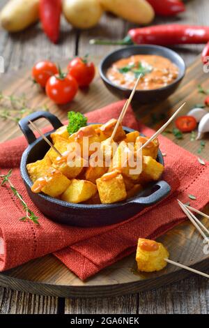 Spanische Patatas-Bravas mit würziger Chilisauce, eine traditionelle Vorspeise und Barspeisen Stockfoto