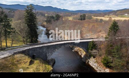 Carron Bridge, die den Fluss Carron am östlichen Rand des Strathcarron Forest überspannt, in der Nähe von Ardgay, Sutherland, Schottland. Stockfoto