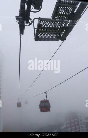 Seilbahnen, die im Nebel in Genting Highlands, Malaysia, fahren Stockfoto