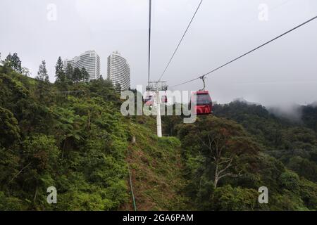 Seilbahnen, die im Nebel in Genting Highlands, Malaysia, fahren Stockfoto