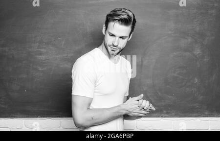 Mann Lehrer vor der Tafel. Das Lehren könnte mehr Spaß machen. Vorteile für männliche Grundschullehrer sind reichlich vorhanden. Lehrer Sprecher Dozent. Quelle Stockfoto