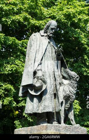 Statue von Alfred Lord Tennyson auf dem Gelände der Lincoln Cathedral, Lincoln Ciy, Lincolnshire 2021 Stockfoto