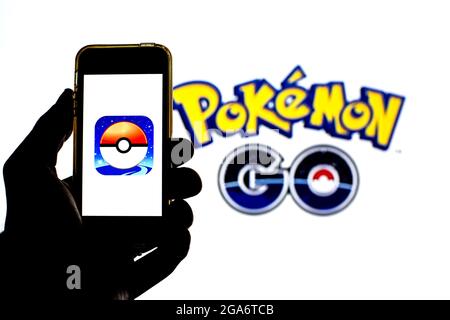 Barcelona, Katalonien, Spanien. Juli 2021. In dieser Abbildung wird eine Pokémon GO-App auf einem Smartphone und im Hintergrund angezeigt. (Bild: © Thiago Prudencio/SOPA Images via ZUMA Press Wire) Stockfoto