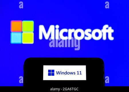 Barcelona, Katalonien, Spanien. Juli 2021. In dieser Abbildung wird ein Windows 11-Logo auf einem Smartphone mit einem Microsoft Corporation-Logo im Hintergrund angezeigt. (Bild: © Thiago Prudencio/SOPA Images via ZUMA Press Wire) Stockfoto