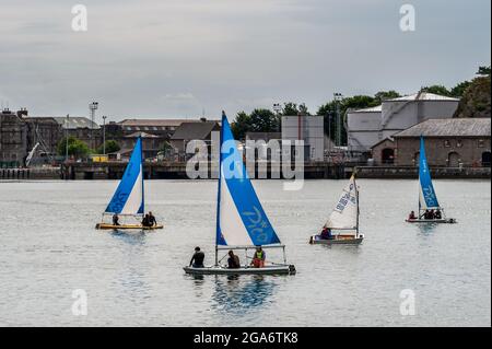 Cobh, County Cork, Irland. Juli 2021. An einem bewölkten und kühleren Tag als spät, gehen Mitglieder des Cove Sailing Club in ihren Segeljinghys aufs Wasser. Met Éireann hat heute Abend Gewitter und Starkregen vorhergesagt, aber das Wochenende sollte trocken sein. Quelle: AG News/Alamy Live News Stockfoto