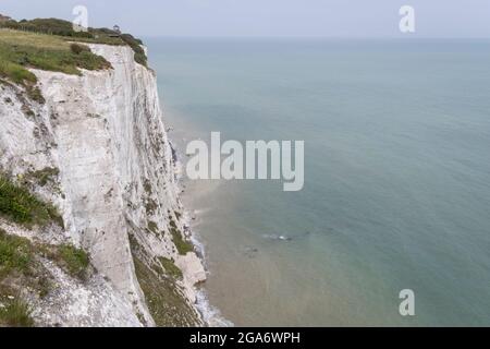 Eine Hügellandschaft mit den legendären Weißen Klippen Englands, die am 27. Juli in St. Margaret's in Cliffe, in Kent, England, von Kalk und Bodenerosion bedroht ist. Stockfoto