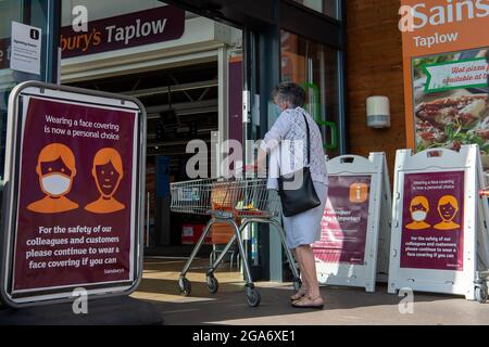 Taplow, Buckinghamshire, Großbritannien. Juli 2021. Ein Hinweis vor Sainsbury's, in dem die Leute aufgefordert werden, Gesichtsmasken zu tragen, wenn sie können, aber dass es eine persönliche Entscheidung ist. Die meisten Kunden tragen immer noch Gesichtsmasken, wenn sie bei Sainsbury's einkaufen. Quelle: Maureen McLean/Alamy Live News Stockfoto