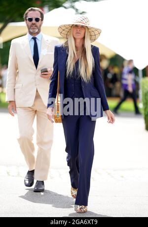 Rennfahrer kommen vor dem dritten Tag des Goodwood Festivals auf der Goodwood Racecourse in Chichester an. Stockfoto