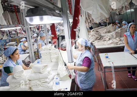 Denizli / Türkei - 06/07/2014: Unbekannte Arbeiterinnen, die in einer Textilfabrik arbeiten. Stockfoto