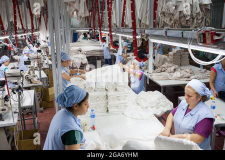 Denizli / Türkei - 06/07/2014: Unbekannte Arbeiterinnen, die in einer Textilfabrik arbeiten. Stockfoto