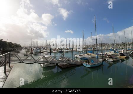 Neuseeland. Oktober 2017. Rampe zu Docks in Westhaven Marina in Auckland, Neuseeland, 11. Oktober 2017. (Foto: Smith Collection/Gado/Sipa USA) Quelle: SIPA USA/Alamy Live News Stockfoto