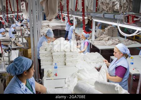 Denizli / Türkei - 06/07/2014: Unbekannte Arbeiterinnen, die in einer Textilfabrik arbeiten. Stockfoto