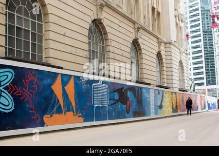 Neuseeland. Oktober 2017. Eine Frau geht am 10. Oktober 2017 im Central Business District von Auckland, Neuseeland, vorbei an kunstvoller Street Art. (Foto: Smith Collection/Gado/Sipa USA) Quelle: SIPA USA/Alamy Live News Stockfoto