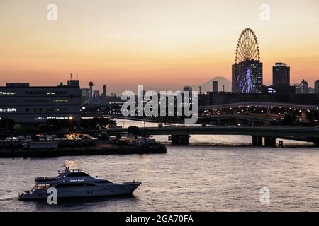 Japan. Oktober 2017. Blick in der Abenddämmerung auf Odaiba, einem Einkaufsviertel auf einer künstlichen Insel in der Bucht von Tokio, Tokio, Japan, mit Daikanransha-Riesenrad sichtbar, 26. Oktober 2017. (Foto: Smith Collection/Gado/Sipa USA) Quelle: SIPA USA/Alamy Live News Stockfoto