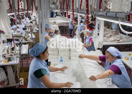 Denizli / Türkei - 06/07/2014: Unbekannte Arbeiterinnen, die in einer Textilfabrik arbeiten. Stockfoto