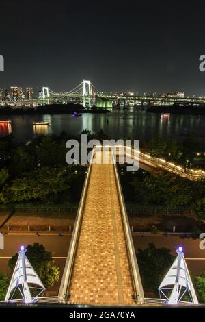 Japan. Oktober 2017. Nachtansicht der städtischen Skyline, einschließlich Regenbogenbrücke und Odaiba, einem Einkaufsviertel auf einer künstlichen Insel in der Bucht von Tokio, Tokio, Japan, mit sichtbaren Yakatabune-Booten, 26. Oktober 2017. (Foto: Smith Collection/Gado/Sipa USA) Quelle: SIPA USA/Alamy Live News Stockfoto